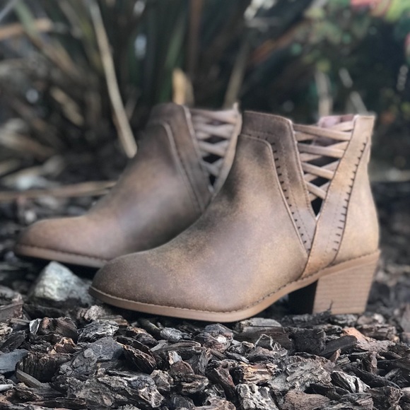 Shoes - 😍restock Tan criss cross v cut booties